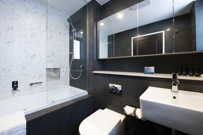 The Marsden Hotel_Bathroom with Spatub